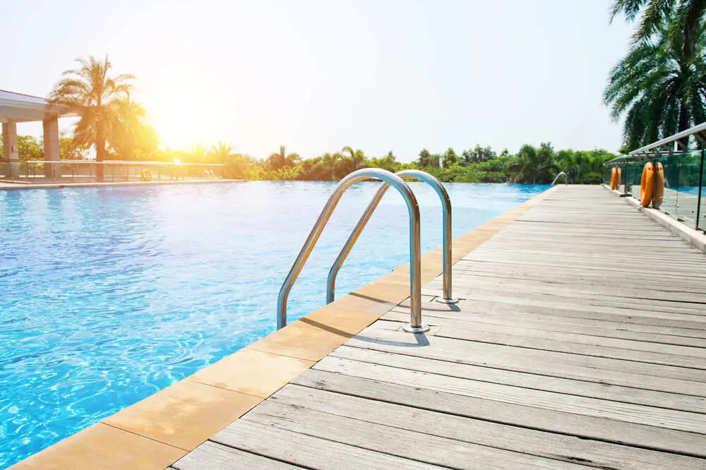 How to Clean a Pool Without Chlorine: Effective and Eco-Friendly Methods
