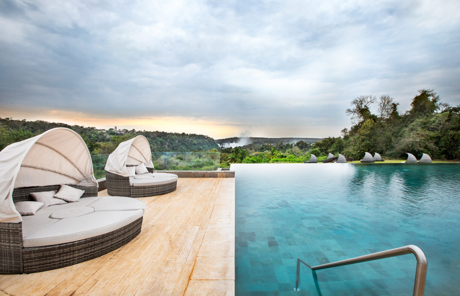Zero edge pools: what they are and design - Fluidra