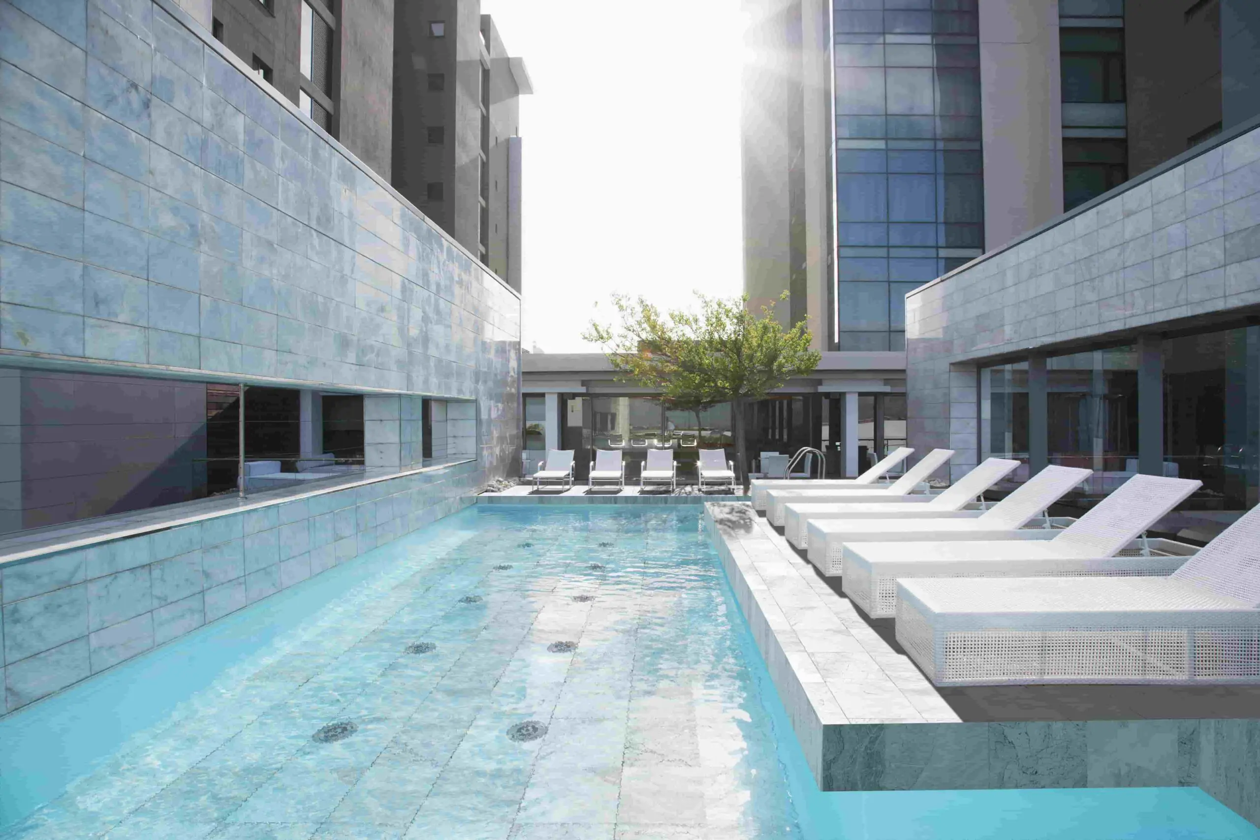 Swimming pool flooring: create stunning, multipurpose spaces with movable pool floors 6 Piscina terra moIEbil i dry deck fountain obert scaled 1