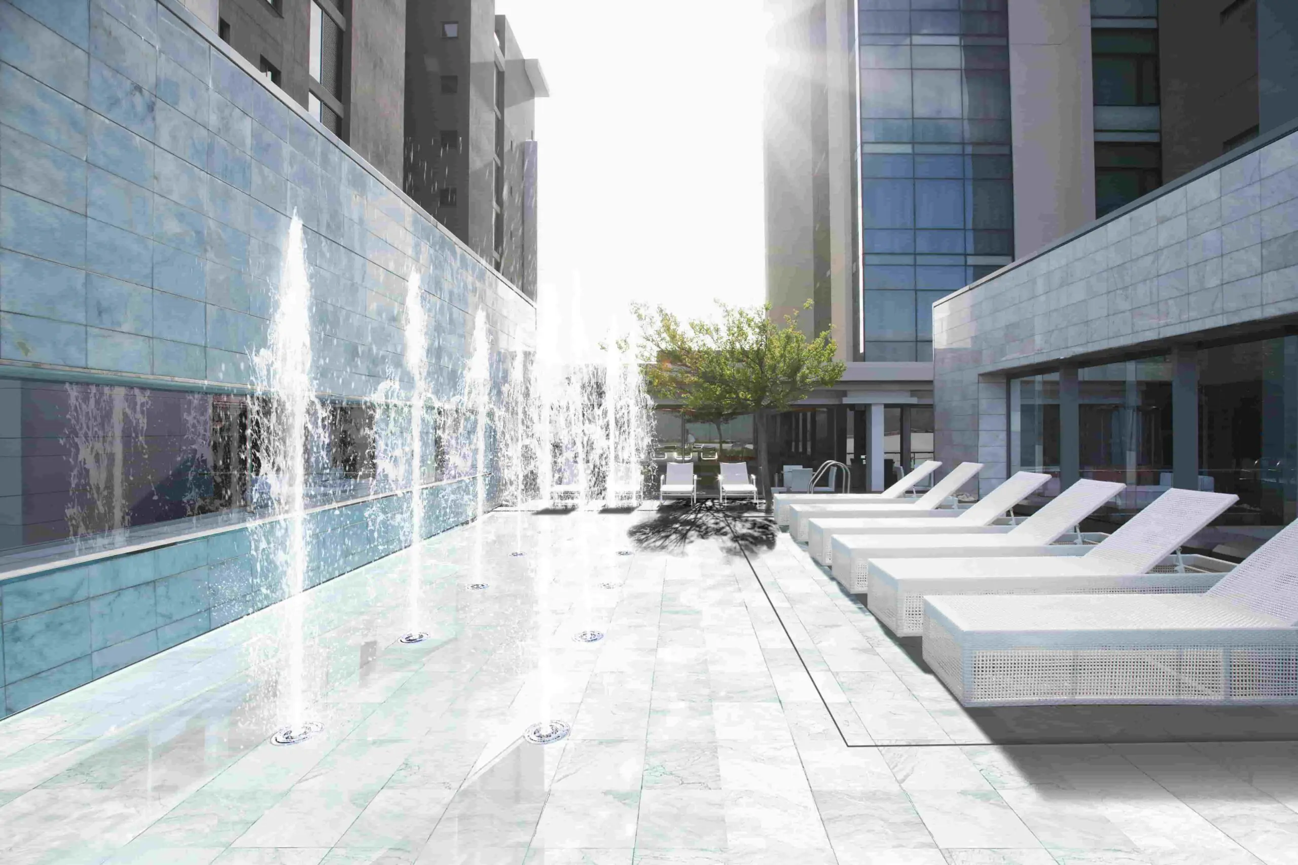 Swimming pool flooring: create stunning, multipurpose spaces with movable pool floors 7 Piscina terra moIEbil i dry deck fountain tapat scaled 1