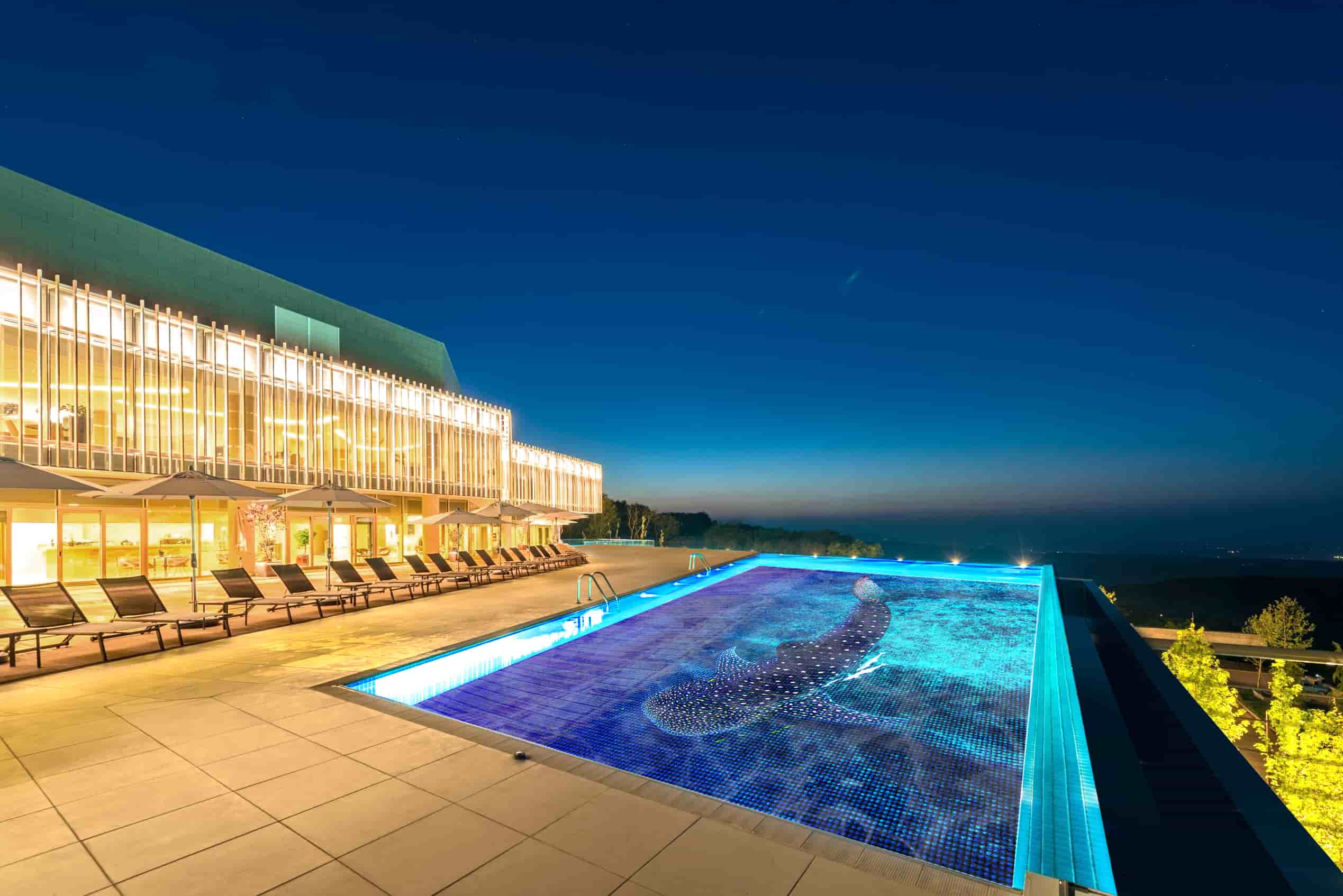 Swimming pool flooring: create stunning, multipurpose spaces with movable pool floors 9 Piscina terra moIEbil pantalla led