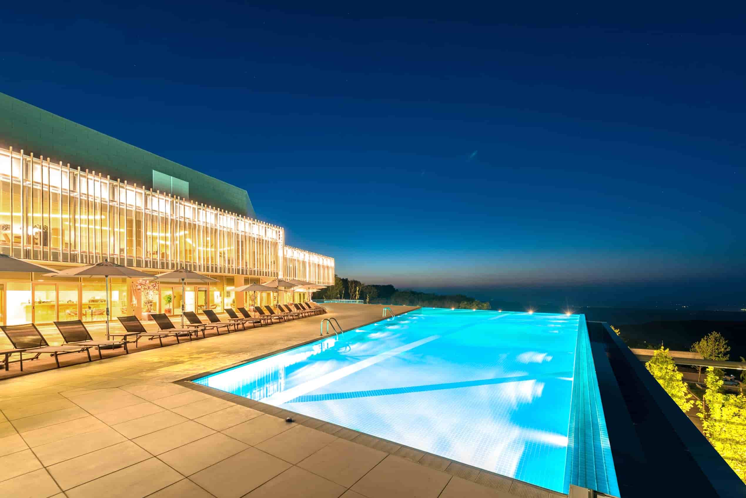 Swimming pool flooring: create stunning, multipurpose spaces with movable pool floors 8 Piscina terra moIEbil pantalla no led