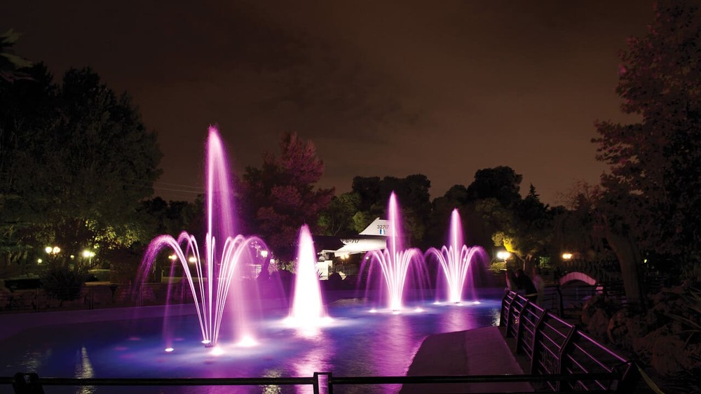 Floating Fountains: Enhancing Aquatic Spaces with Beauty and Functionality 2 Ventajas de las fuentes flotantes en los espacios acuaticos