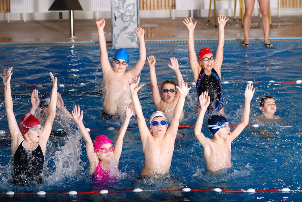 Prevención de ahogamientos en piscinas comerciales: tecnología con IA para un baño más seguro 2 IA + Seguridad humana: un nuevo modelo de prevención de ahogamientos