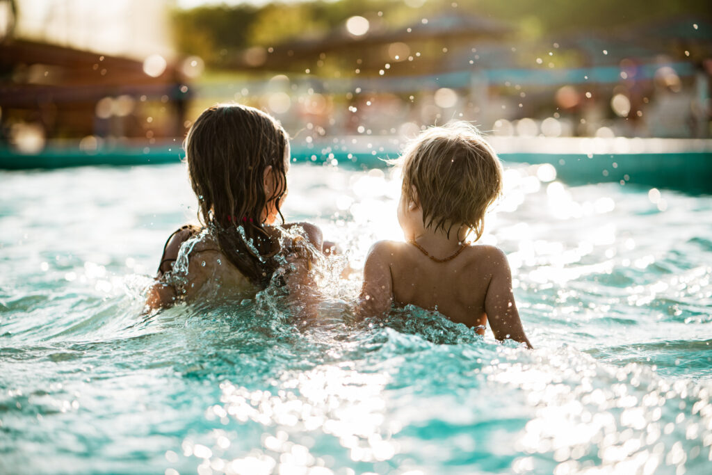 ¿Cómo se pueden hacer más seguras las piscinas comerciales para los niños? Guía práctica para la seguridad en el agua 1 iStock 1170907444 1