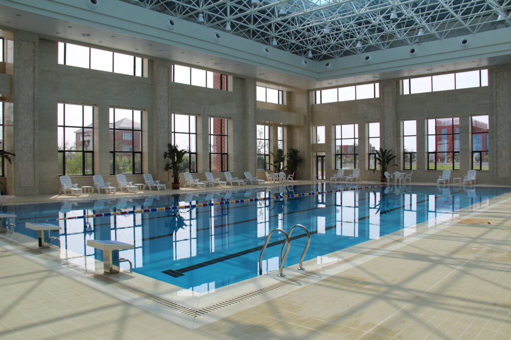 ¿Cómo pueden las piscinas interiores aumentar su eficiencia, sostenibilidad y seguridad? 1 ¿Cuáles son los consejos clave de diseño y funcionamiento para construir piscinas interiores eficientes y sostenibles?