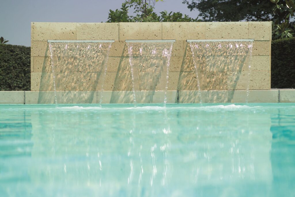 Modern pool water features: types, materials and tips for choosing the best option Modern pool water features: types, materials and tips for choosing the best option