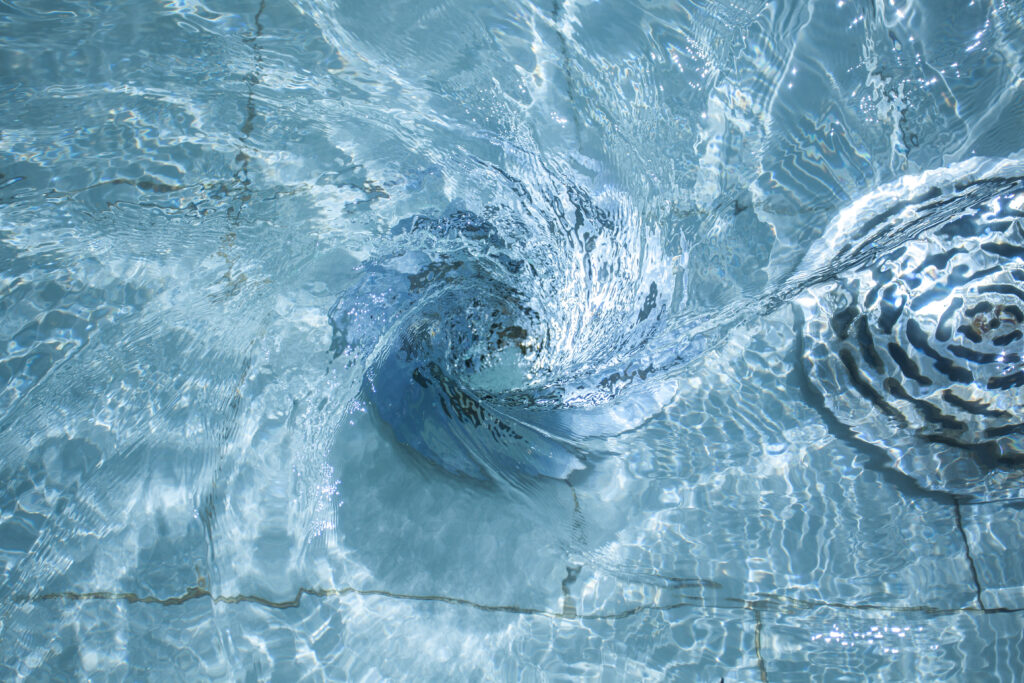 Sumideros de piscina: guía completa de tipos, instalación y eficiencia