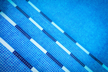 Mosaic Tiles or Porcelain Tiles? How to Choose Your Pool Tiling 1 Revestimiento de tu piscina