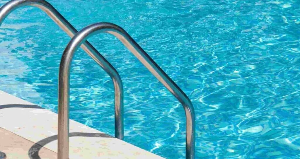 what is a pool skimmer